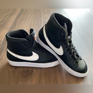 Nike Blazer Mid '77 Black & White Shoes/Sneakers Youth size 5